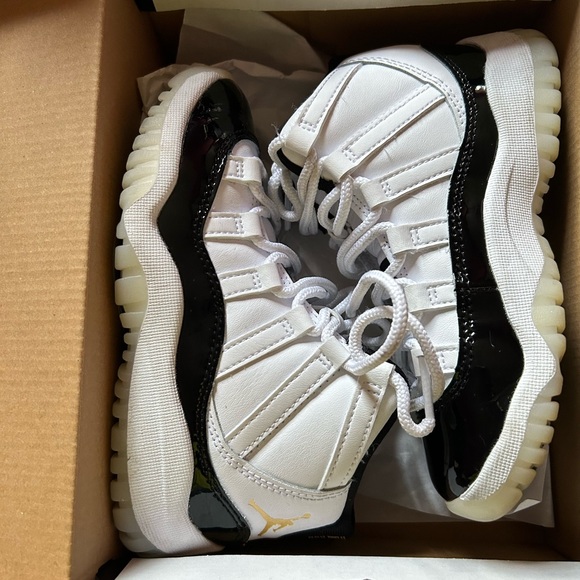 2 pair of 11.5C Jordans ..Black and white 11s , all green 4s - Picture 2 of 9